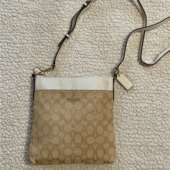 ⭐️LIKE NEW⭐️COACH 52576 NORTH/SOUTH SIGNATURE CROSSBODY - Picture 7 of 9